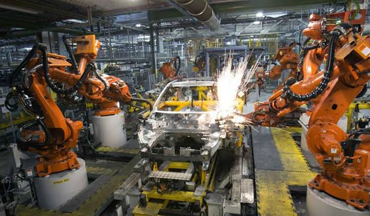 Robôs construindo um carro